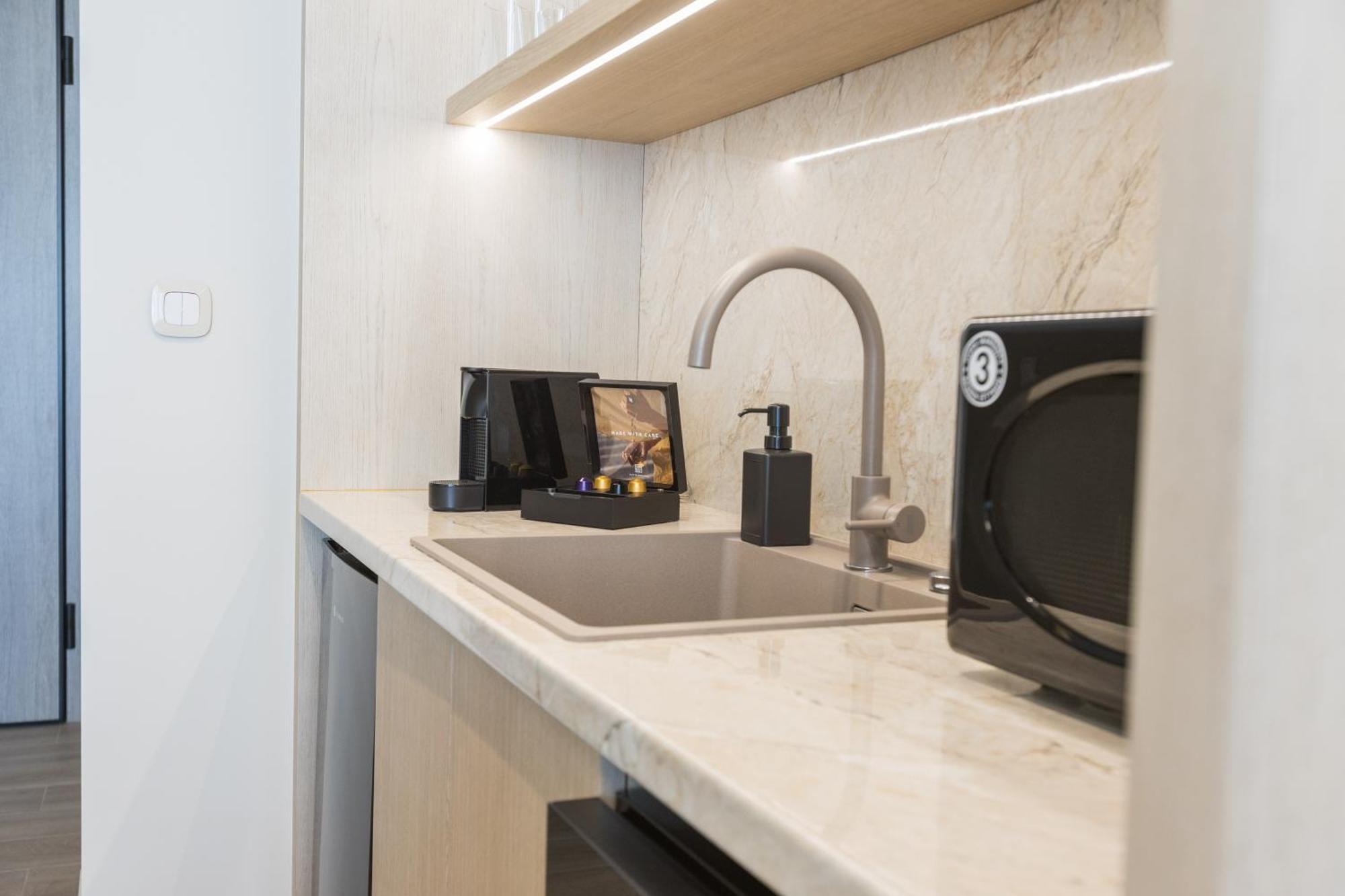 The Mediterranean Suites Пирея Екстериор снимка