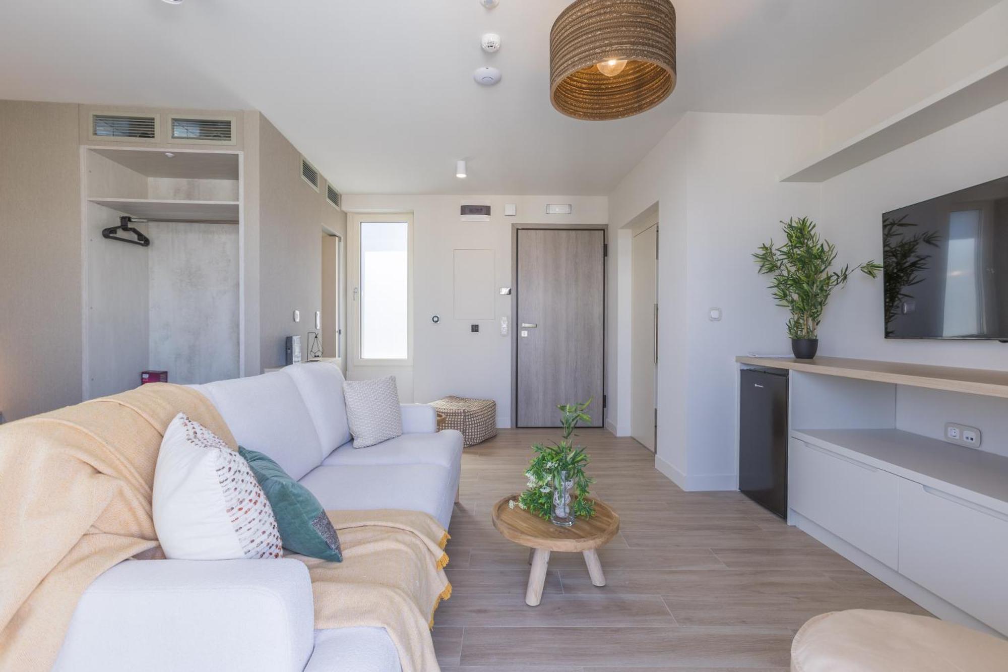 The Mediterranean Suites Пирея Екстериор снимка