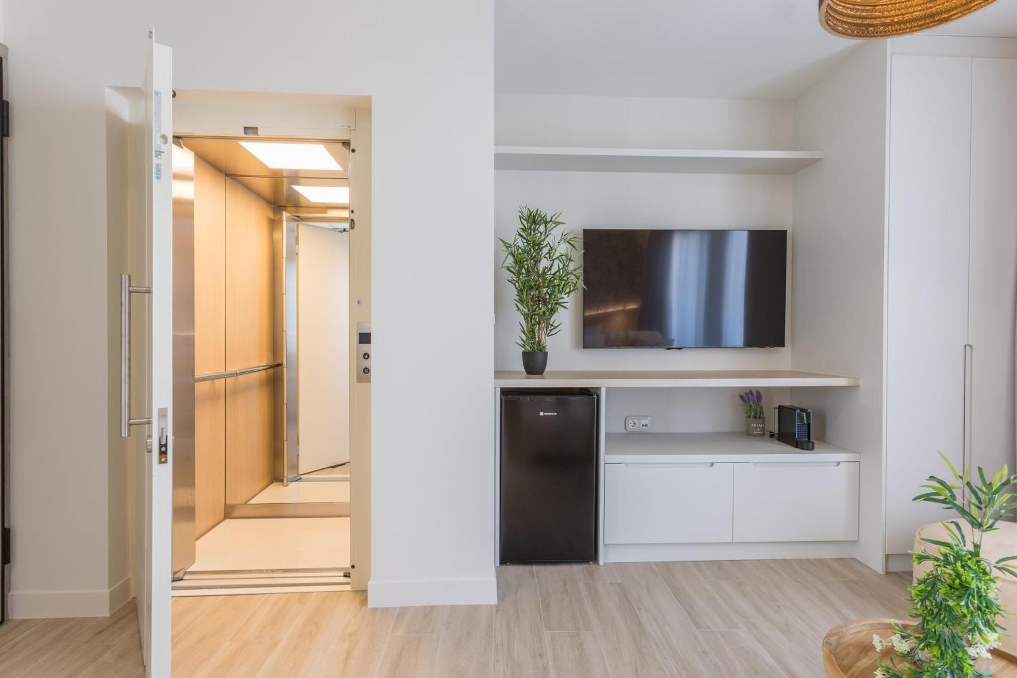 The Mediterranean Suites Пирея Екстериор снимка
