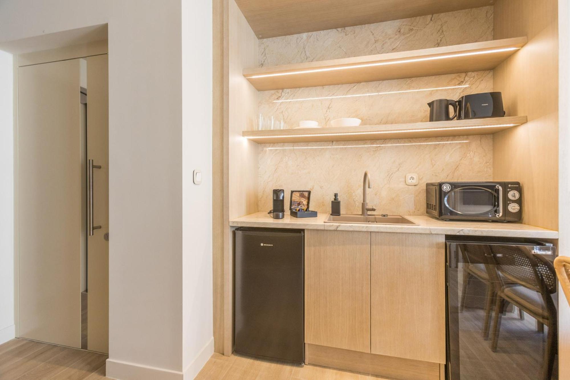 The Mediterranean Suites Пирея Екстериор снимка